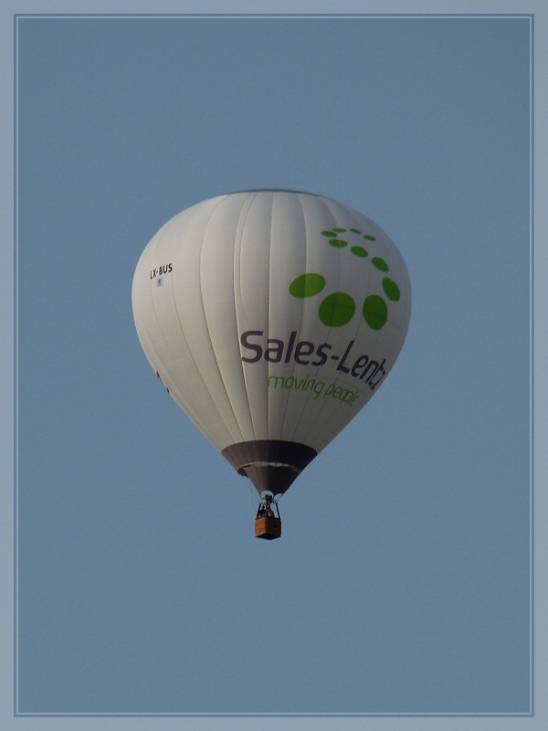 . (LX-BUS) Heiluftballon mit Werbung fr die Busfirma Sales-Lentz, aufgenommen in Diekirch am 10.04.2011
