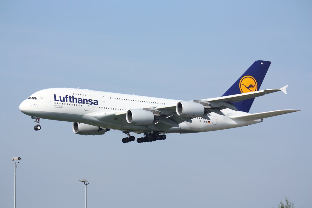 100 Jahre Flughafen Hamburg am 24. und 25.09.2011. Am 25.09. wurden zwei Erlebnisrundflge mit der ersten A380 der Lufthansa (D-AIMA) angeboten. 