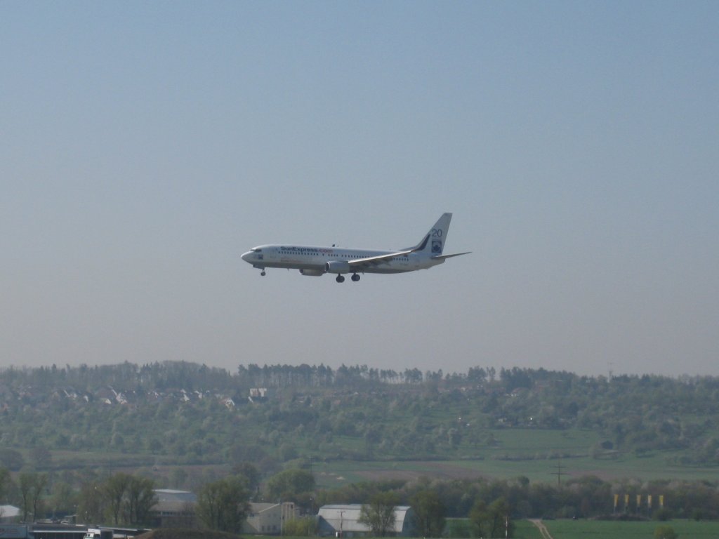 20 Jahre Sun Express Airlines: Der Jubilumsflieger (Boeing 737-800) kurz vor dem Touch-Down in Stuttgart am 24.04.2010 
