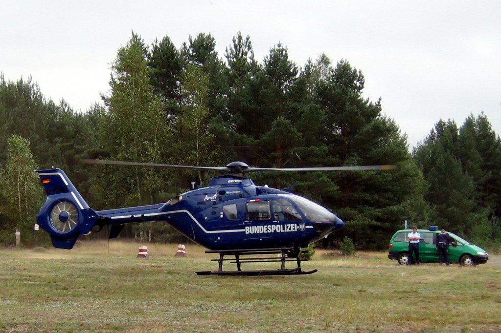 27.08.2011 - Kurz vor dem vollstndigen Aufsetzen eines EC-135 der Bundespolizei. Gesehen am Tag des offenen Truppenbungsplatzes Oberlausitz.