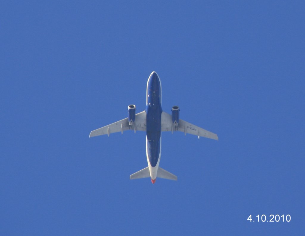 4.10.2010 bei Schnerlinde. A 319-131 G-EUPC der British Airways auf dem Weg zur Landung Richtung TXL.