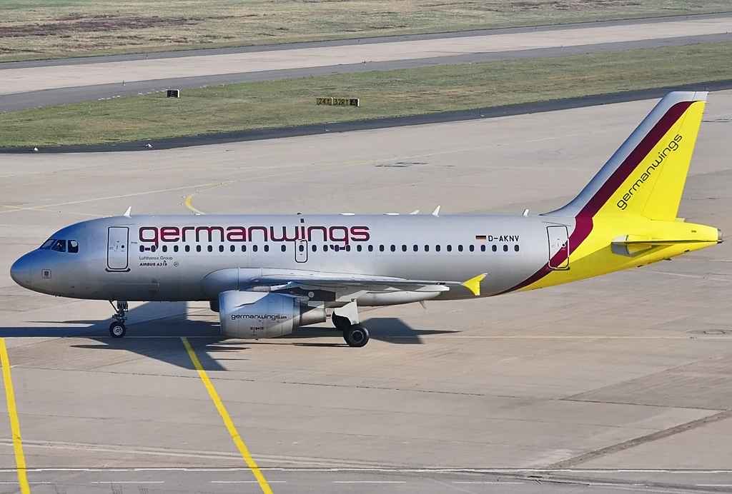 A 319-112 D-AKNV Germanwings taxy at CGN - 28.10.2012