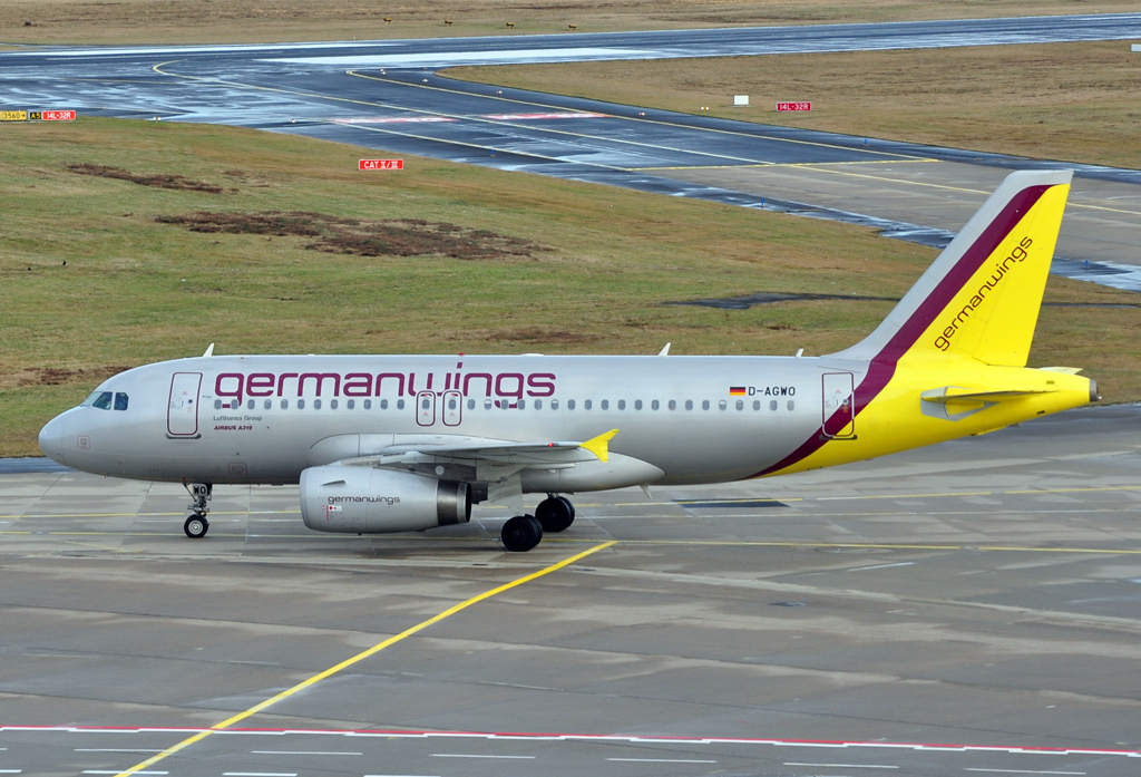 A 319-132 D-AGWO der Germanwings taxy at CGN - 30.12.2012