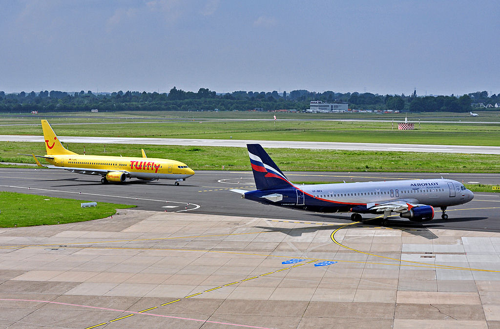 A 320-214 der  Aeroflot  und Boeing 737-800 von  TUIfly  auf dem Rollweg zur Startbahn in Dsseldorf - 07.06.2010