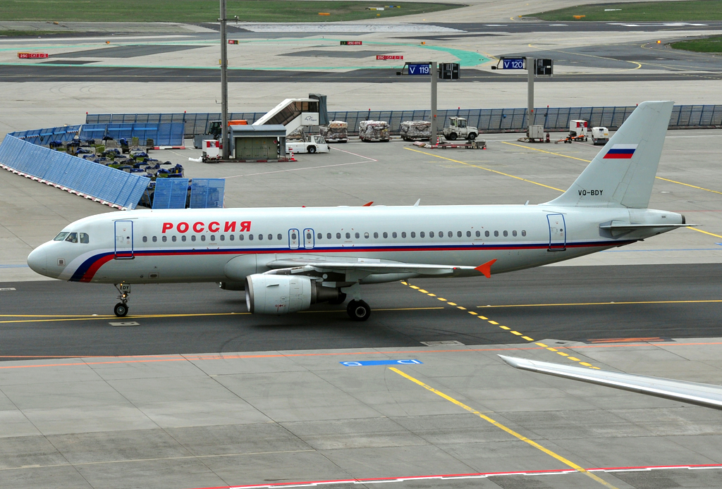 A 320-214 VQ-BDY der Rossiya beim Rollen in FRA 14.04.2012