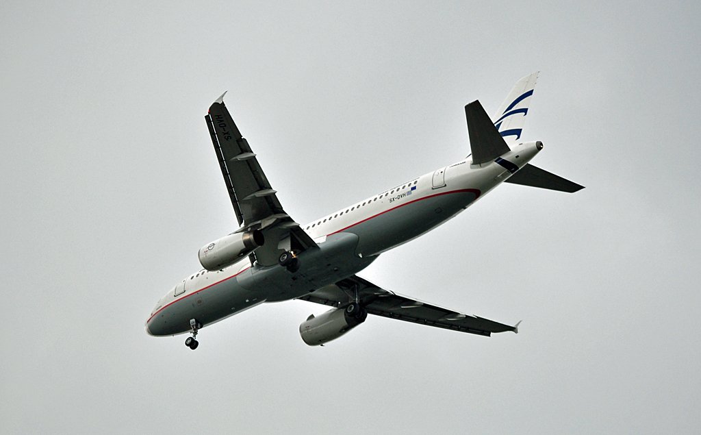 A 320-232 der Aegean Airlines, SX-DVH, im Anflug auf Dsseldorf - 07.06.2010