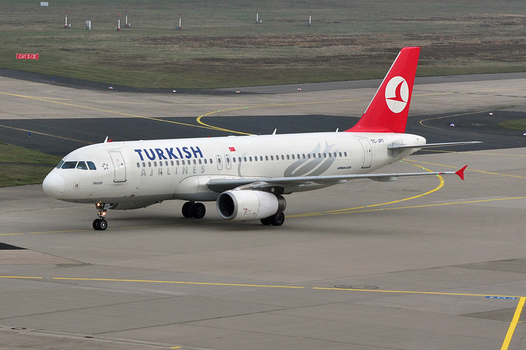 A 320-232 TC-JPT Turkish Airlines taxy at CGN - 28.10.2012
