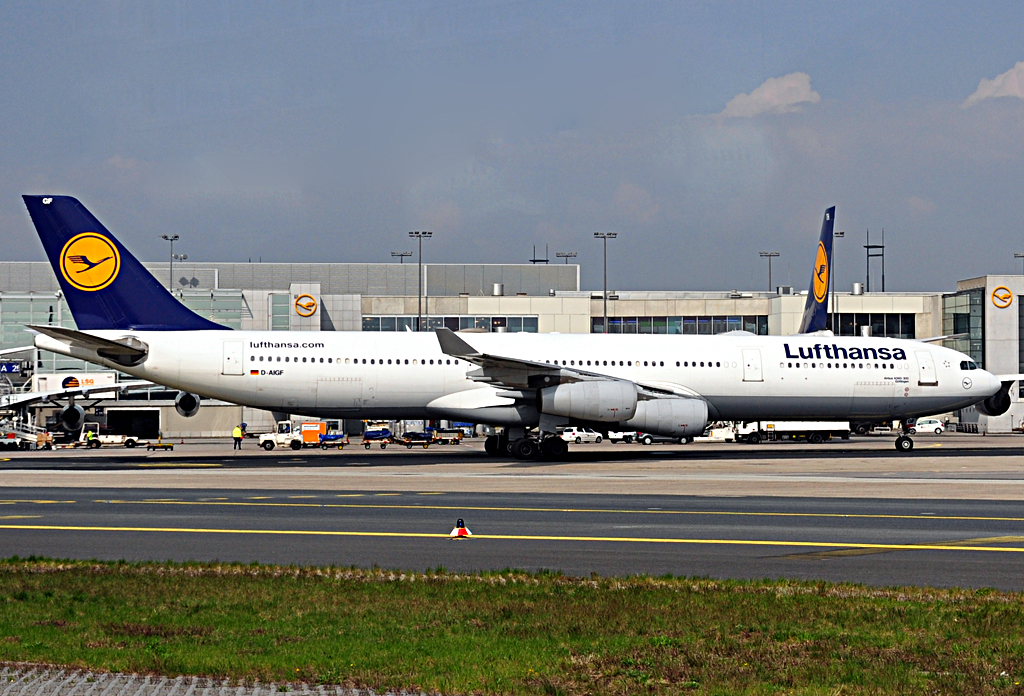A 340-300 D-AIGF der Lufthansa in FRA - 14.04.2012