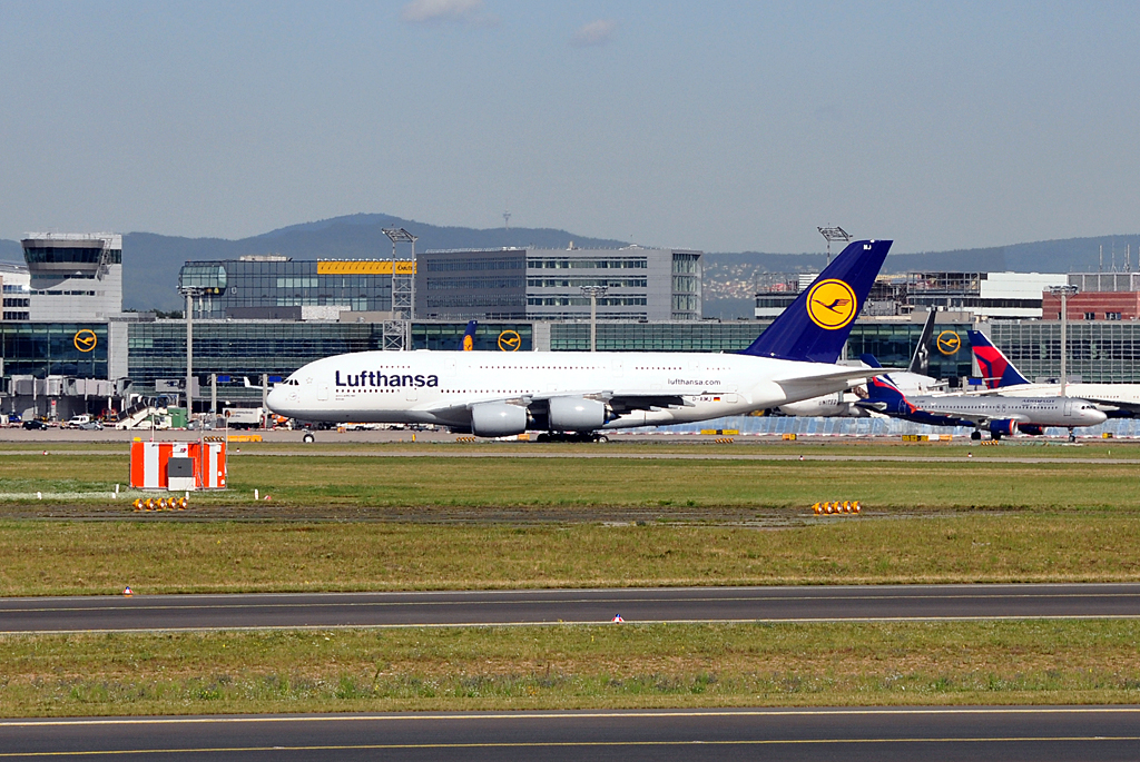 A 380-800 D-AIMI beim Rollen auf dem Frankfurter Vorfeld (vor Terminal 2)  - 04.08.2012