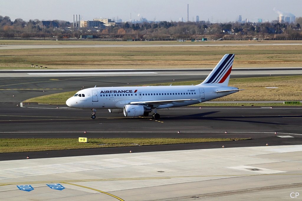 A319-100 F-GRXF trgt bereits die neue Lackierung der Air France, als sie am 9.3.2010 in Dsseldorf gelandet ist.