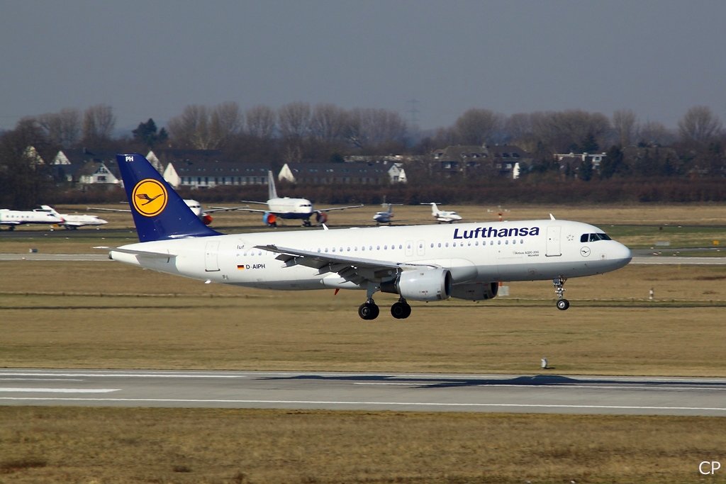 A320-200 D-AIPH von Lufthansa bei der Landung in Dsseldorf am 9.3.2010.