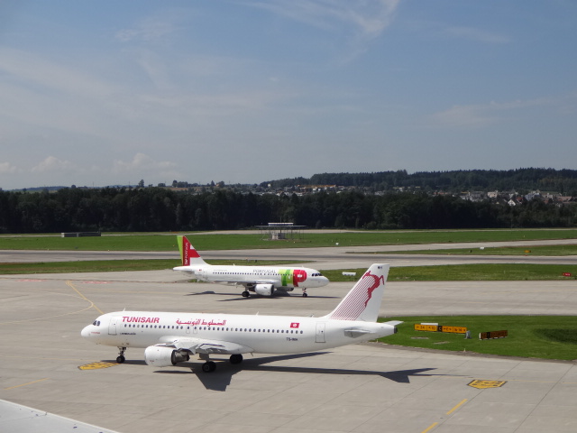 A320 von Tunisair und A319 von TP Portugal (04.08.2012)