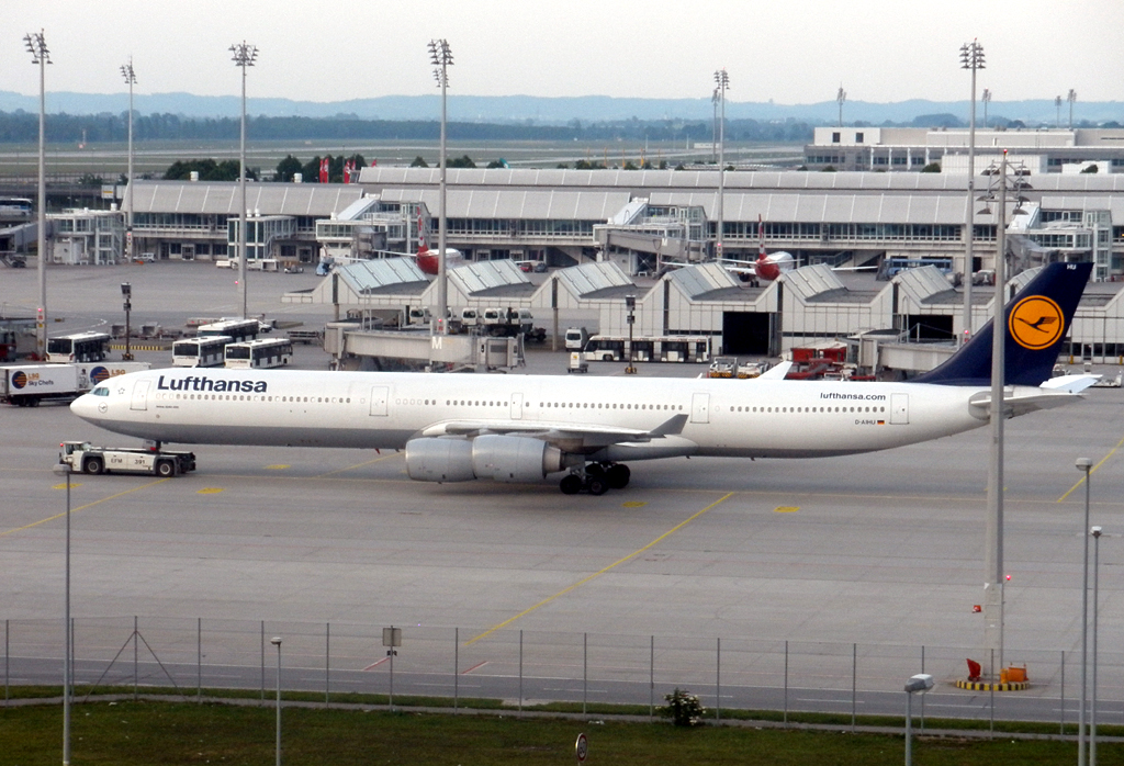 A340-642 D-AIHU der Lufthansa auf dem Flughafen Mnchen - 04.06.2011
