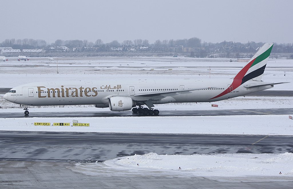 A6-EMT (Boeing 777-31H) der Emirates kurz nach der Landung in DUS am 04.01.2010.