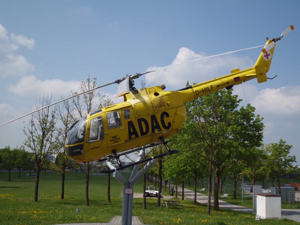 ADAC-Rettungshubschrauber (ehemals  Christoph 1 ) vom Typ MBB BO 105 im Besucherpark des Mnchener Flughafens
