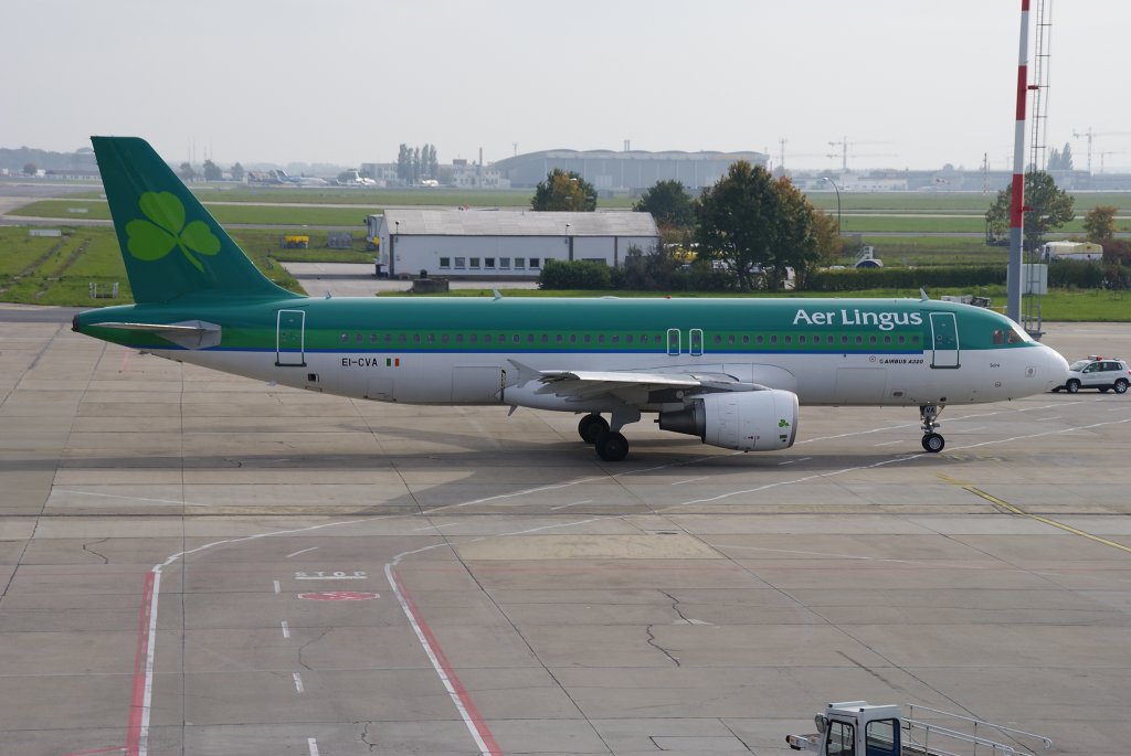 Aer Lingus, Airbus A320-200, Kennung: EI-CVA rollt zur Startbahn in Berlin-Schnefeld am 09.10.2010