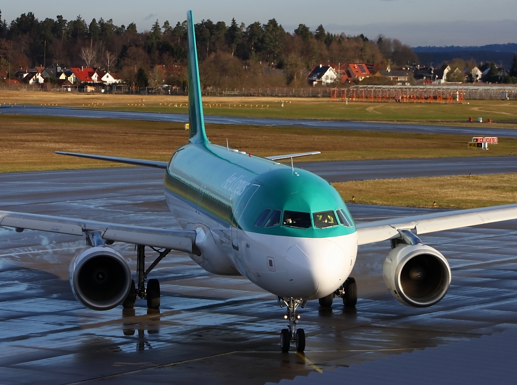 Aer Lingus in Friedrichshafen, der A320-200 mit der Registrierung EI-DER startet auf runway 24 gen London Gatwick, Aer Lingus fliegt im Winter Ski-Chater zwischen Friedrichshafen und London-Gatwick, aufgenommen am 30.12.2012