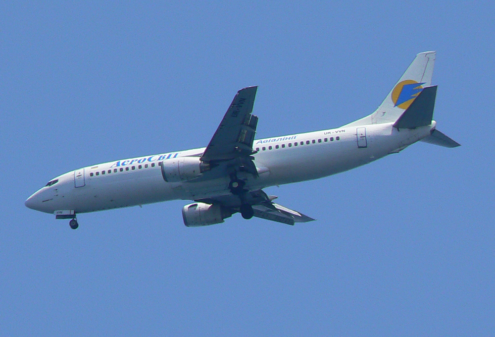 Aero Svit B 737-4YO UR-VVN Im Landeanflug auf Korfu am 18.07.2010