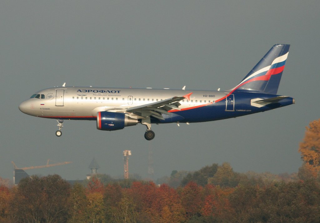 Aeroflot A 319-111 VQ-BDD kurz vor der Landung in Dsseldorf am 31.10.2011