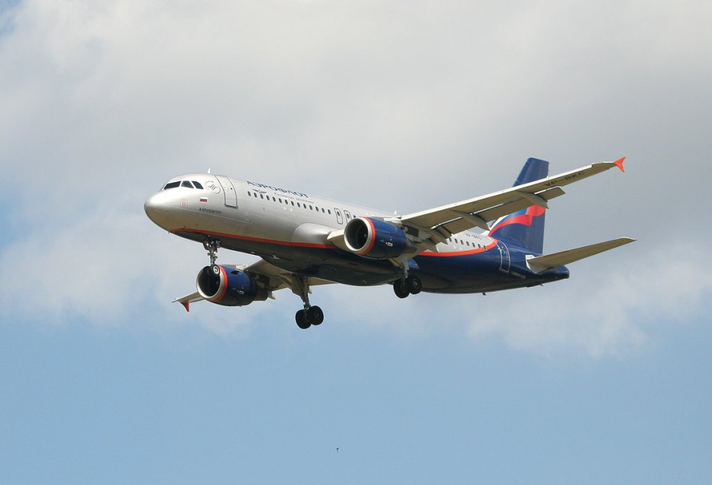 Aeroflot A 320-214 VP-BKC bei der Landung in Berlin-Schnefeld am 10.07.2012