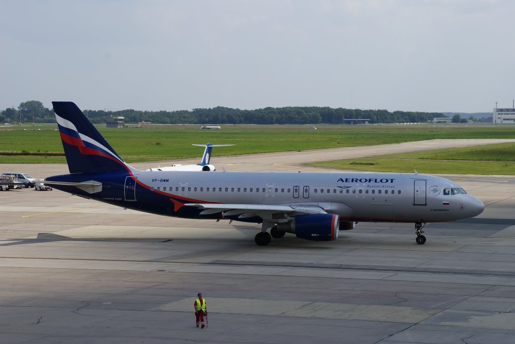 Aeroflot, Airbus A320-200, Kennung: VP-BWM rollt zur Startbahn in Berlin-Schnefeld am 02.07.2009 