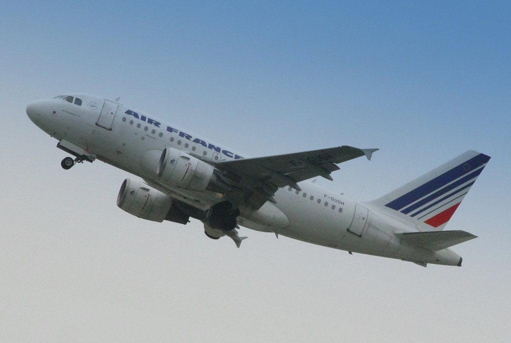  AF 1409 cleared for take-off runway 26 
Dieser Airbus A318 der Air France erhebt sich steil zu den Wolken am 2. Juni 2010 auf dem Flughafen Stuttgart