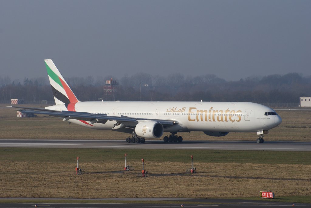 AG-EEM Boeing 777-300 der Emirates am Dsseldorfer-Flughafen am 30.01.2011