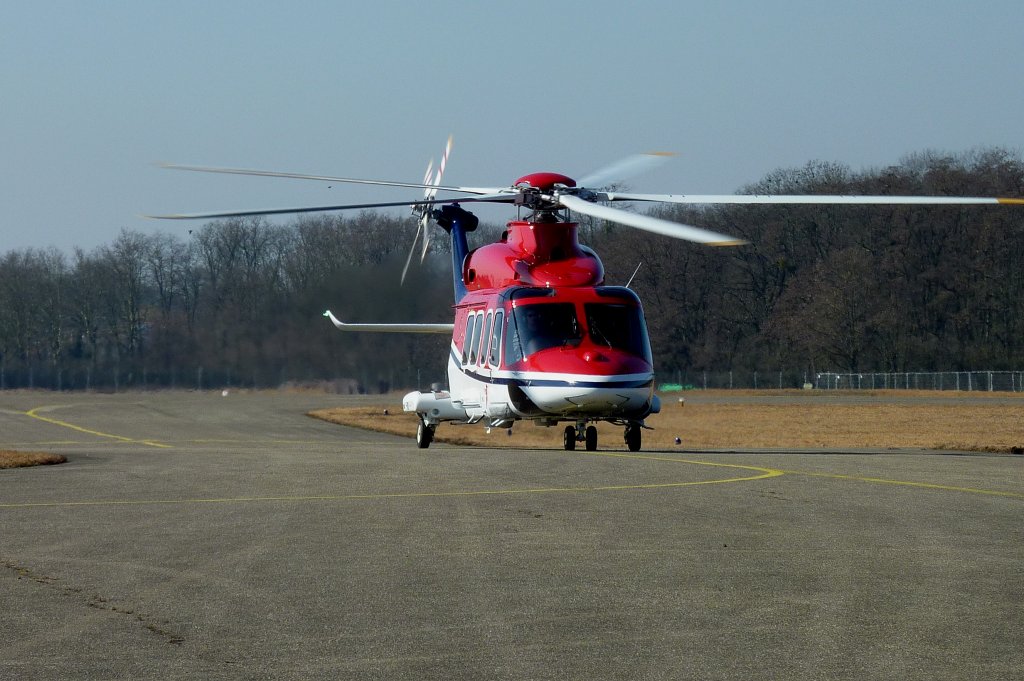 Agusta-Westland AW139, rollt am Freiburger Flugplatz zur Tankstelle, Feb.2012