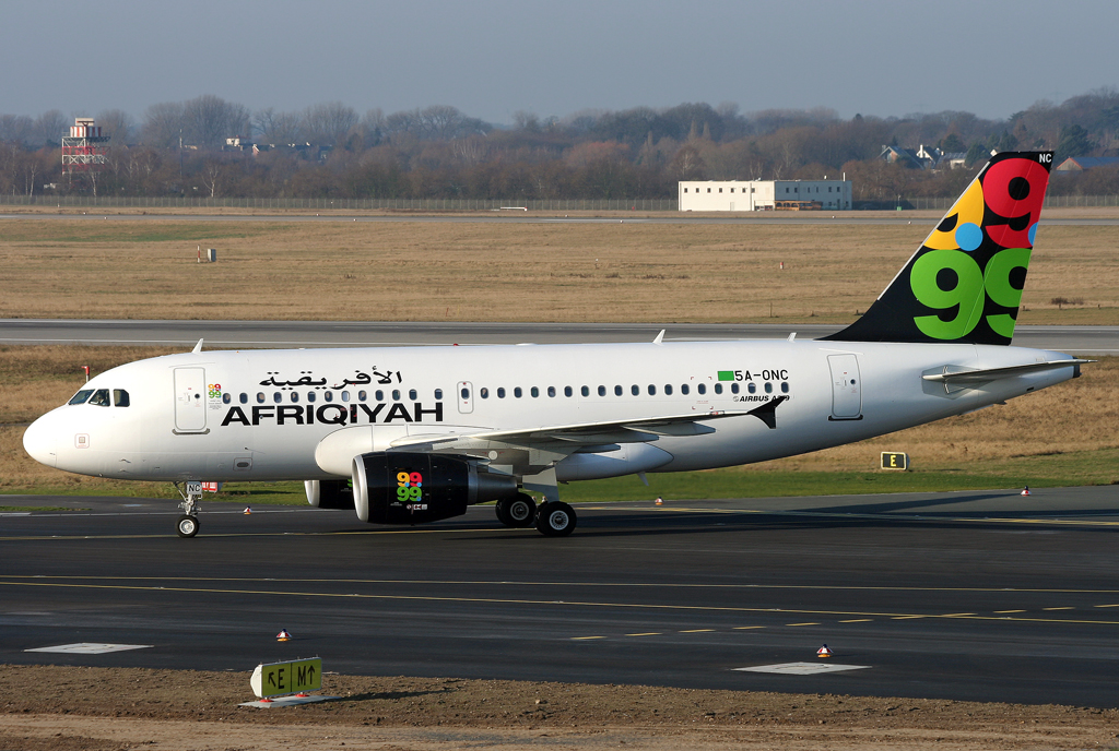 Air Afriqiyah A319 5A-ONC beim Verlassen der 05R in DUS / EDDL / Dsseldorf am 27.12.2008
