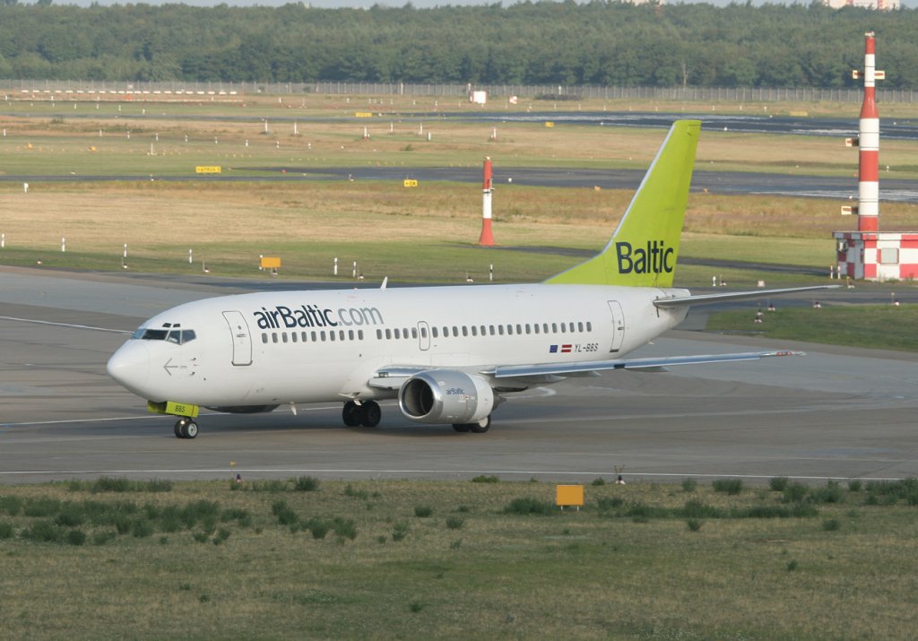 Air Baltic B 737-31S YL-BBS bei der Ankunft in Berlin-Tegel am 25.06.2011