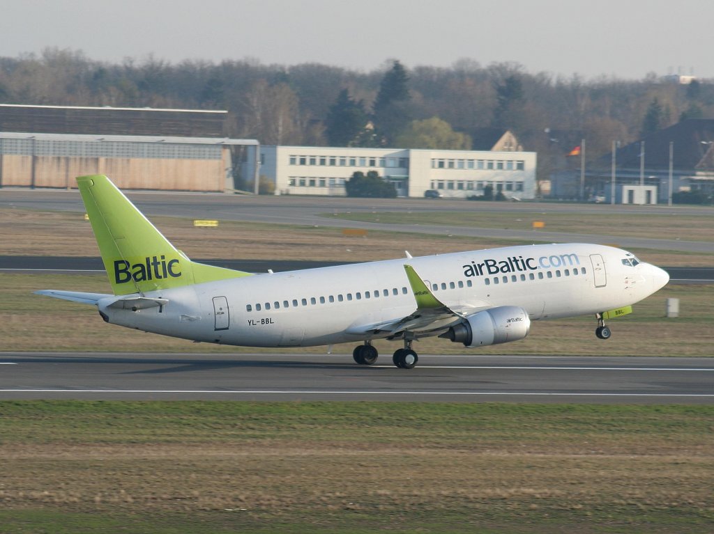 Air Baltic B 737-33V YL-BBL beim Start in Berlin-Tegel am 03.04.2010