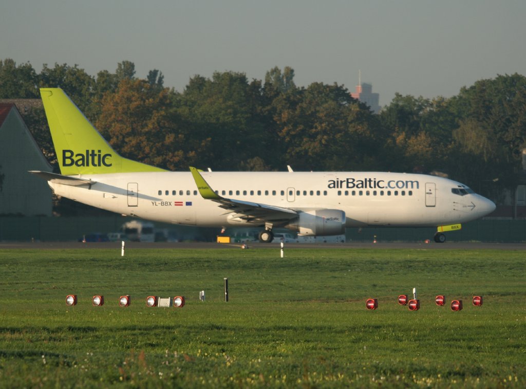 Air Baltic B 737-36Q YL-BBX kurz vor dem Start in Berlin-Tegel am 24.09.2011