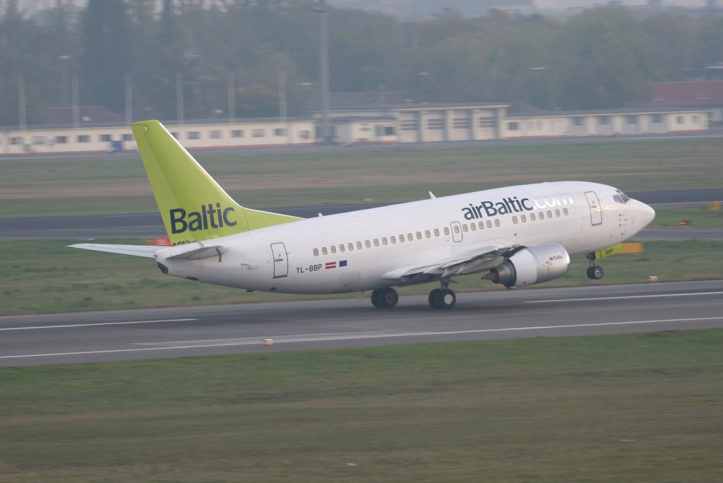 Air Baltic B 737-522 YL-BBP beim Start in Berlin-Tegel am 09.10.2010