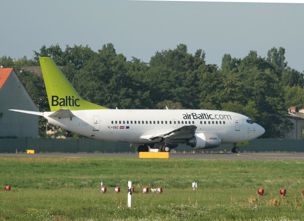 Air Baltic B 737-53S YL-BBD kurz vor dem Start in Berlin-Tegel am 16.07.2011