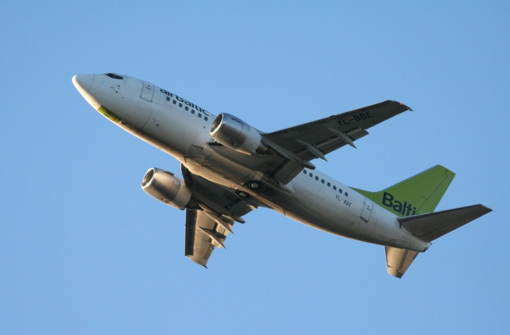 Air Baltic B 737-53S YL-BBE beim Start in Berlin -Tegel am frhen Morgen des 12.02.2011