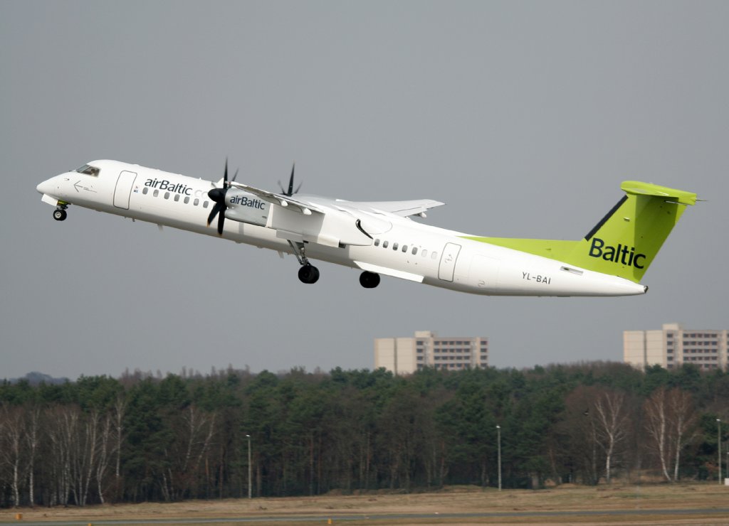 Air Baltic De Havilland Canada DHC-8-402Q YL-BAI beim Start in Berlin-Tegel am 03.04.2011
