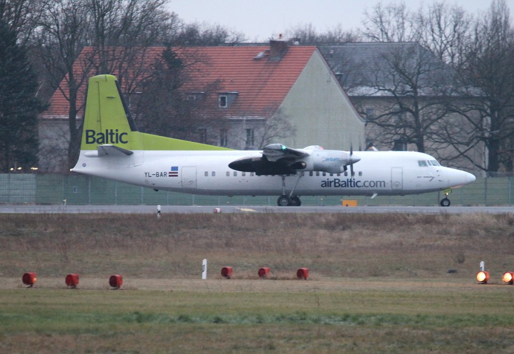 Air Baltic Fokker 50 YL-BAR kurz vor dem Start in Berlin-Tegel am 01.12.2012