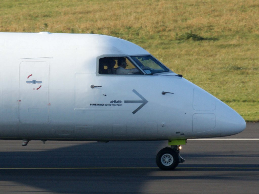 Air Baltic, YL-BAQ, Bombardier, DHC 8Q-400 (Bug/Nose), 13.11.2011, DUS-EDDL, Dsseldorf, Germany 

