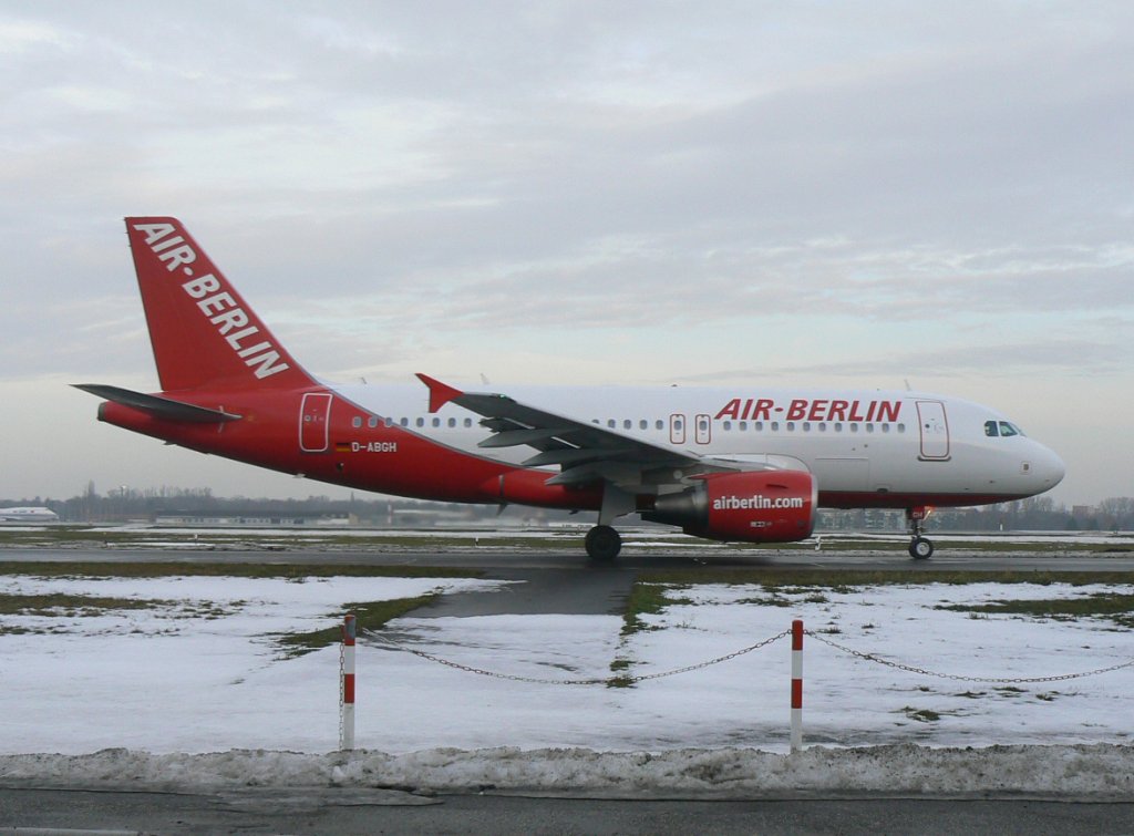 Air Berlin A 319-112 D-ABGH am frhen Morgen des 08.01.2011 auf dem Flugahfen Berlin-Tegel