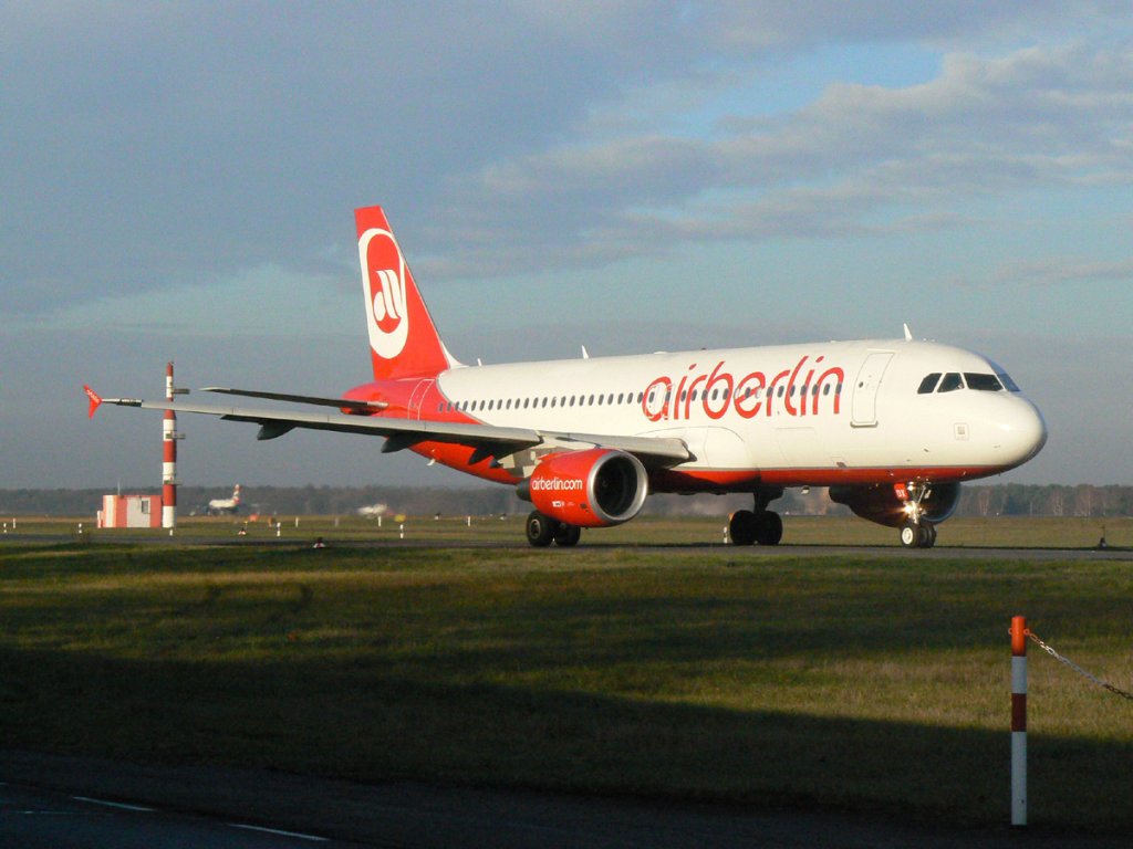 Air Berlin A 320-214 auf dem Weg zum Start am Morgen des 21.11.2009 auf dem Flughafen Berlin-Tegel