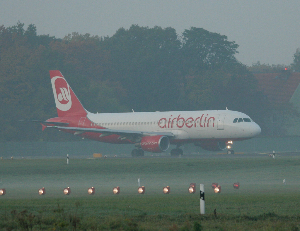 Air Berlin A 320-214 D-ABFN kurz vor dem Start in Berlin-Tegel an einem sehr trben Morgen des 29.10.2011