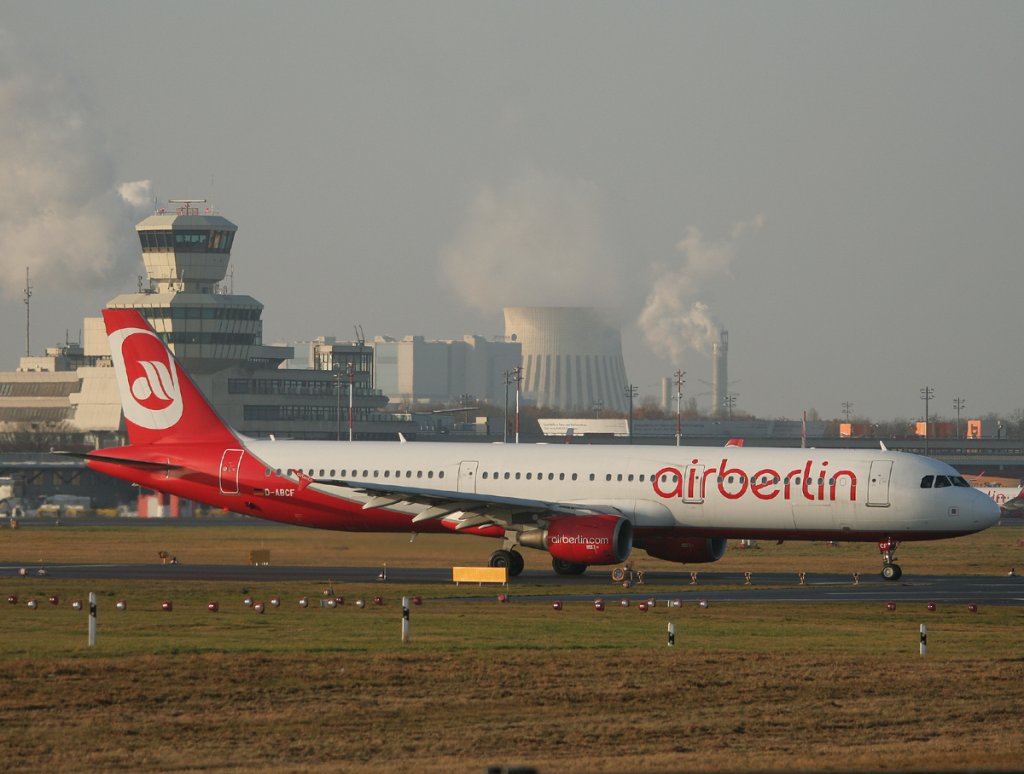 Air Berlin A 321-211 D-ABCF auf dem Weg zum Start in Berlin-Tegel am 26.11.2011
