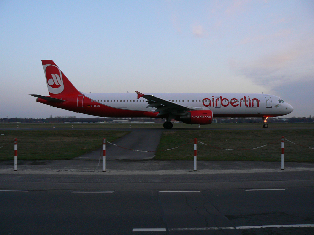 Air Berlin A 321-211 D-ALSC am frhen Morgen des 02.04.2010 auf dem Flughafen Berlin-Tegel