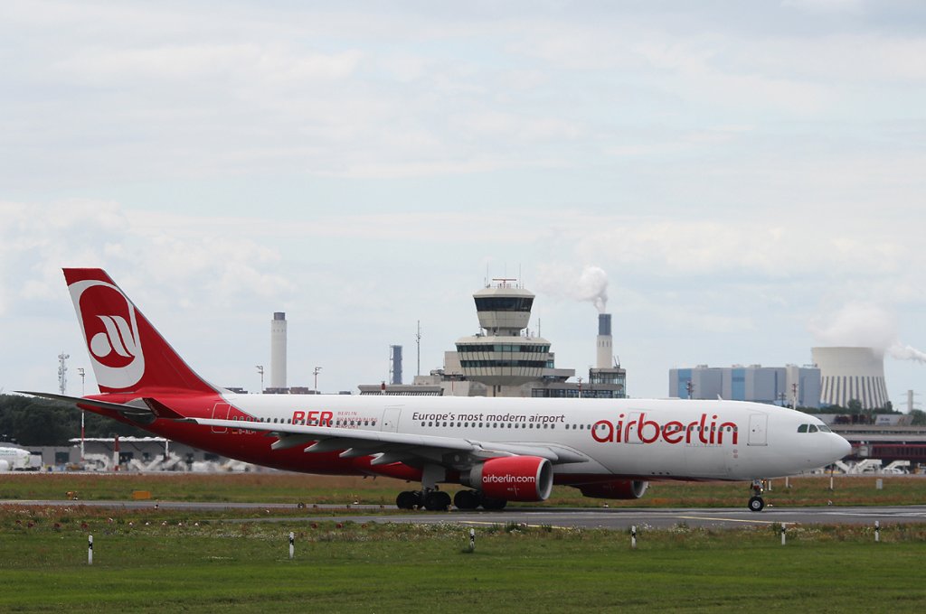 Air Berlin A 330-223 D-ALPI kurz vor dem Start in Berlin-Tegel am 21.07.2012