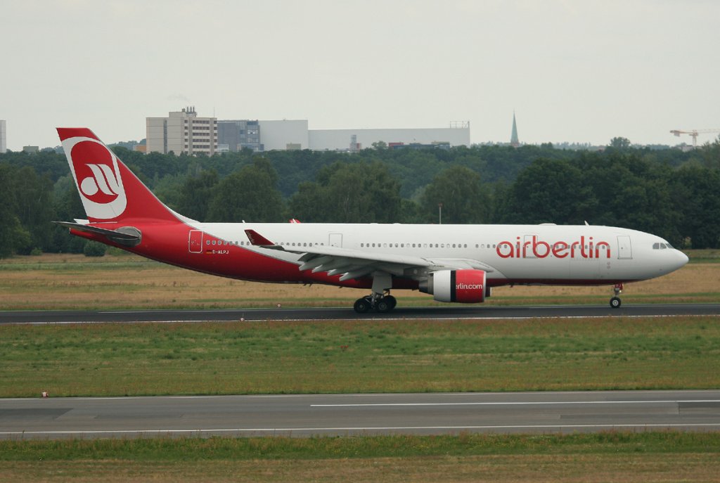 Air Berlin A 330-223 D-ALPJ nach der Landung in Berlin-Tegel am 03.07.2012