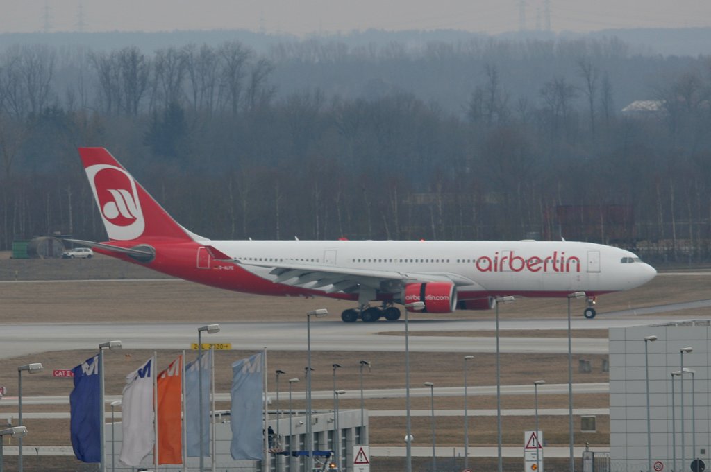 Air Berlin A 330-23 D-ALPE nach der Landung in Mnchen an einem sehr trben 10.03.2011