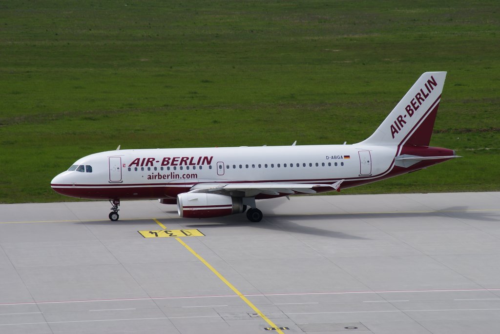 Air Berlin, Airbus A319-100, Kennung: D-ABGA mit alter Lackierung rollt zur Startbahn auf dem Flughafen Leipzig am 16.05.2010