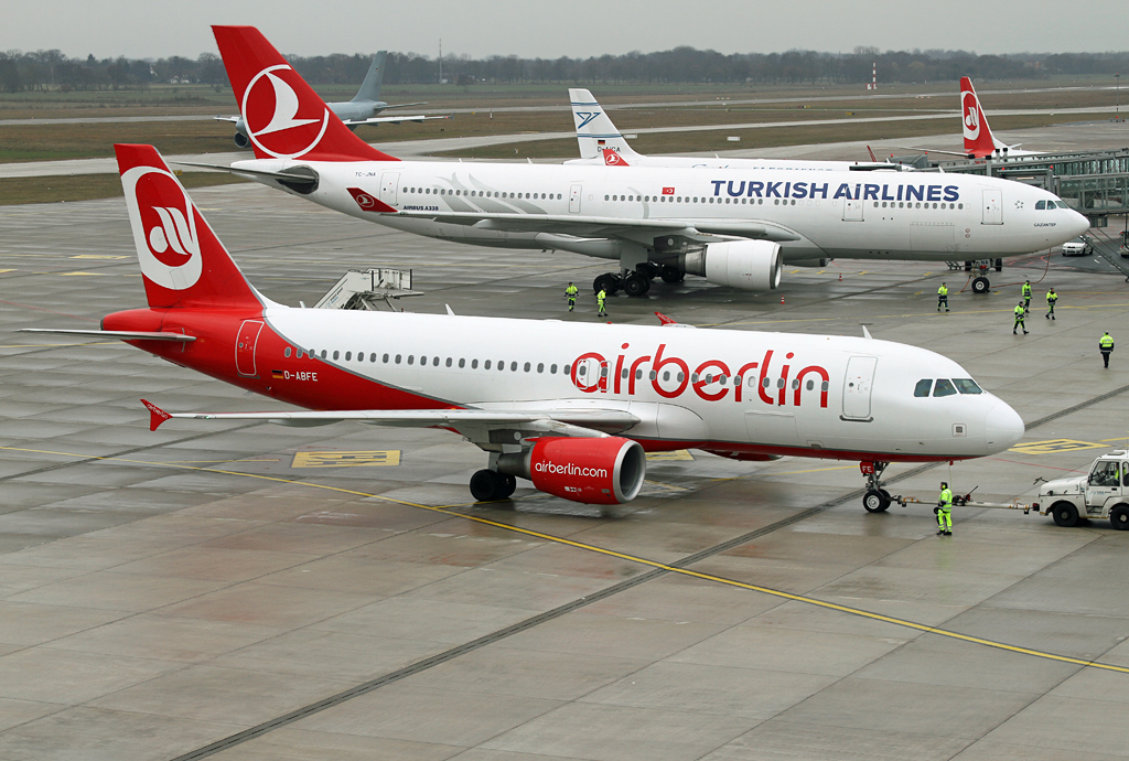 Air Berlin Airbus A320-214 D-ABFE, aufgenommen am 3.3.2013