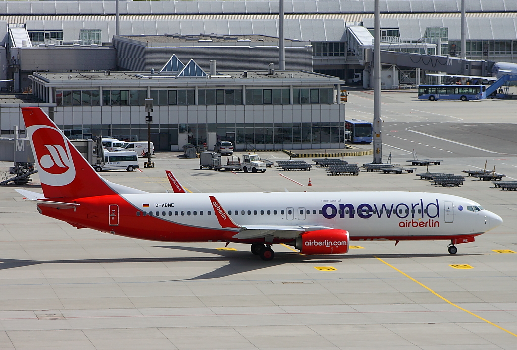 Air Berlin am Flughafen Mnchen, hier eine Boeing 737 mit one-world Lackierung beim taxen... (09.08.2012)