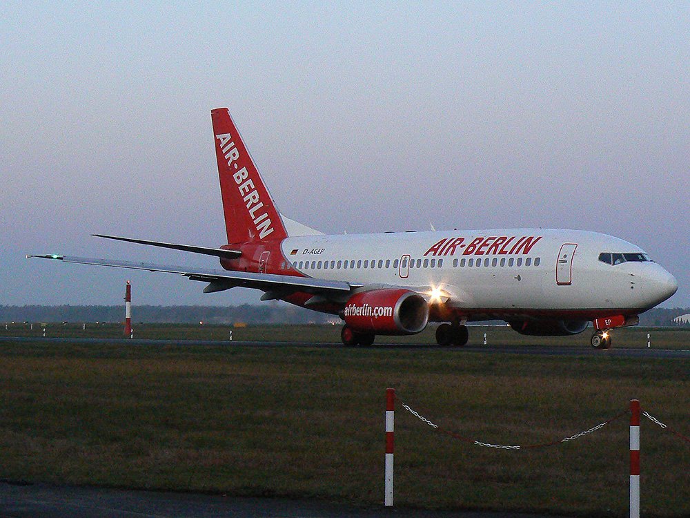 Air Berlin B 737-75B D-AGEP am frhen Morgen des 05.12.2009 auf dem Flughafen Berlin-Tegel